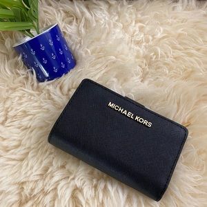 Michael Kors Jet Set Travel Bifold Zip Coin Wallet